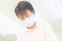 女性理容師が施術をしている画像